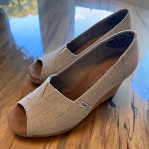 TOMS Classic Wedge Sandal - Size 9 - Taupe